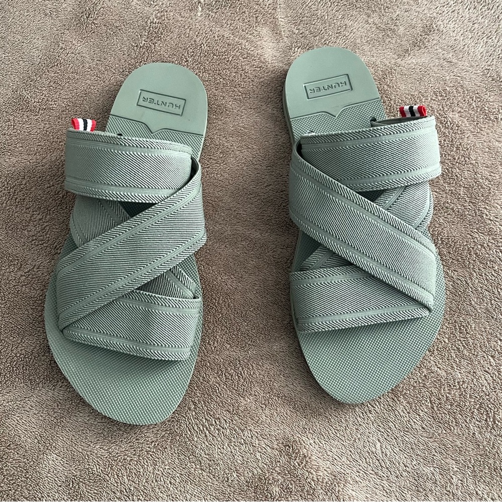 Hunter Olive Sandals with Crisscross Straps size 7